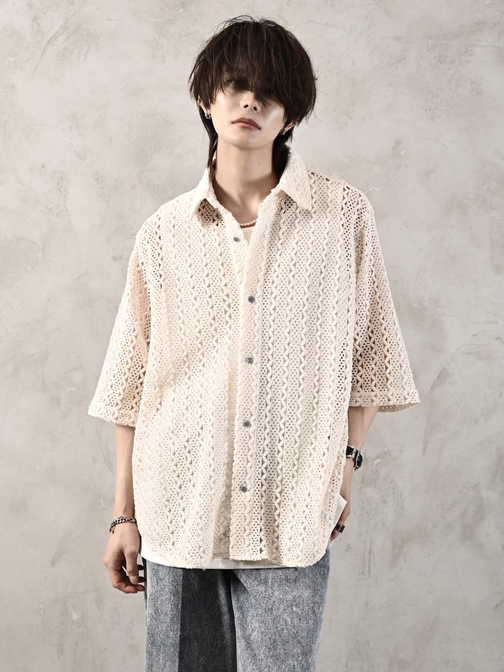 ホワイト系のタンクトップ、ブラック系のショルダーバッグ、ホワイト系のシャツ/ブラウスを着用したメンズの春コーディネートの3枚目の写真