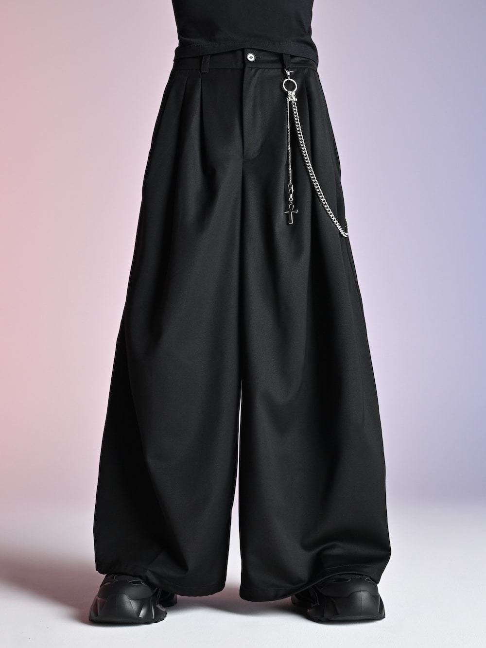 ブラック系のバッグ、ブラック系のスニーカー、ブラック系のテーラードジャケットを着用したメンズの秋コーディネートの3枚目の写真