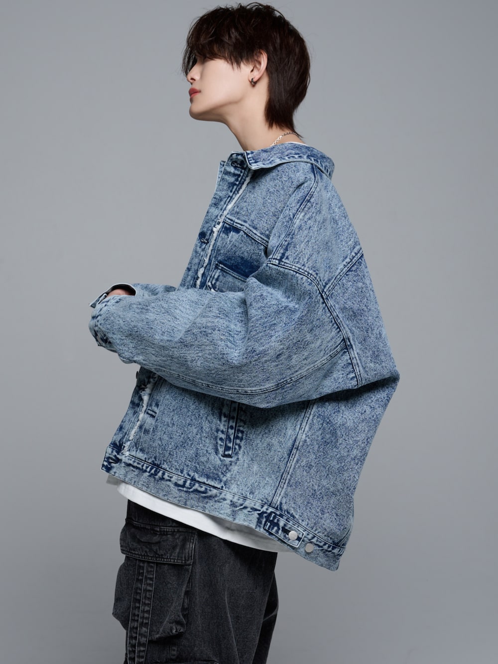 ホワイト系のTシャツ/カットソー、ブルー系のデニムジャケット、ブラック系のブーツを着用したメンズの冬コーディネートの3枚目の写真