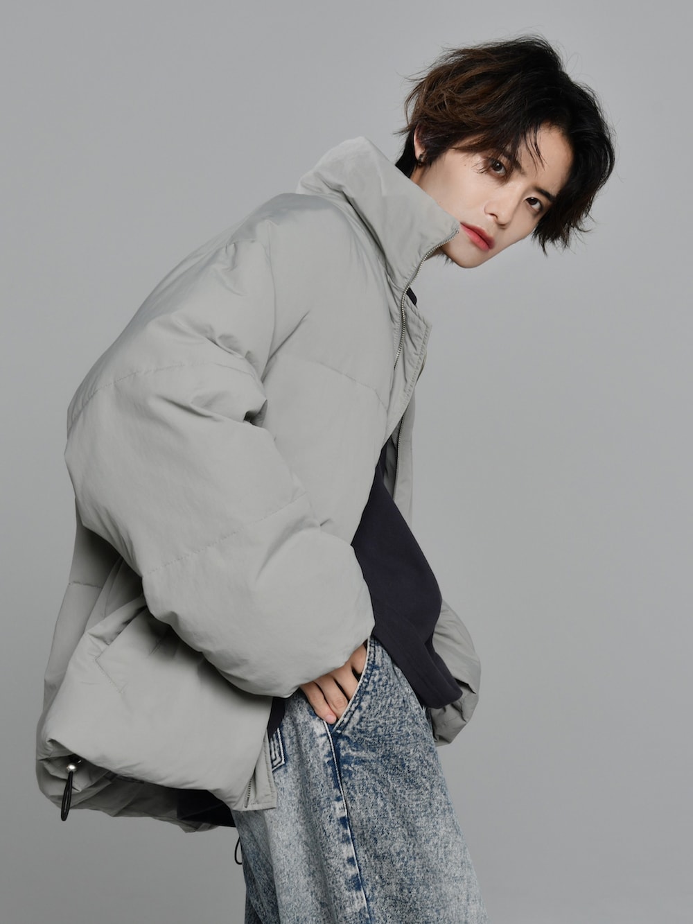 ブルー系のデニムパンツ、グレー系のダウンジャケット/コート、グレー系のTシャツ/カットソーを着用したメンズの秋コーディネートの5枚目の写真