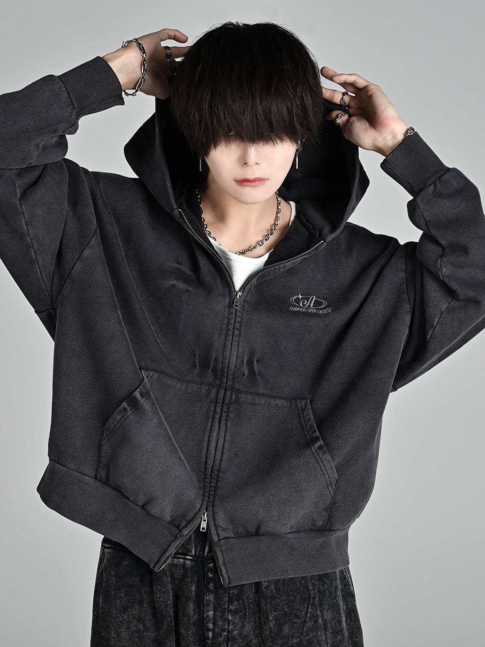 ブルー系のカーゴパンツ、ホワイト系のスニーカー、ブラック系のパーカーを着用したメンズの夏コーディネートの3枚目の写真