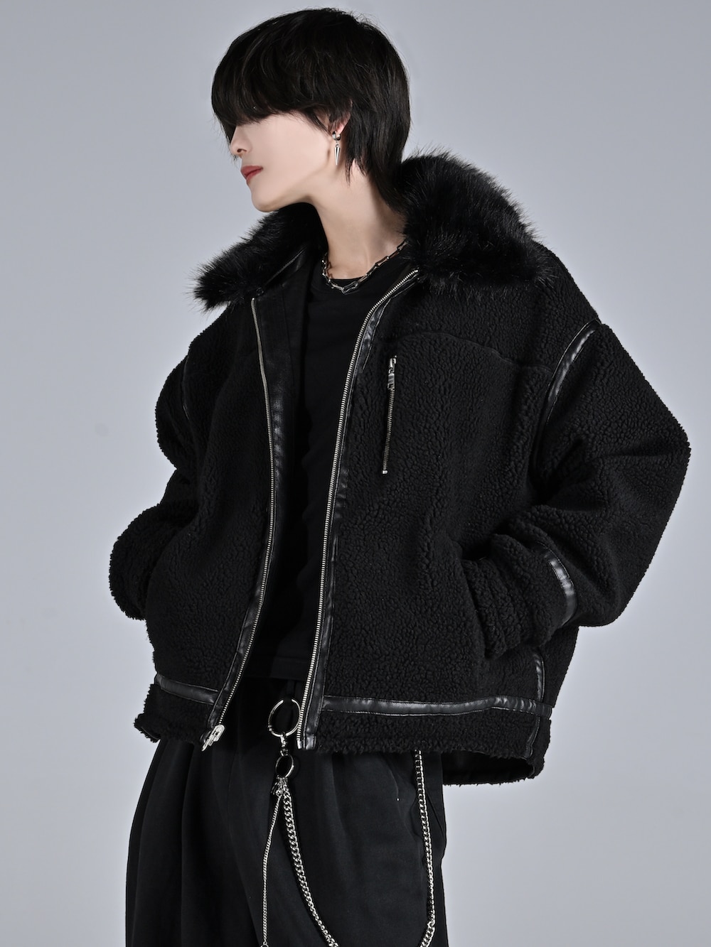 ブラック系のデニムパンツ、ブラック系のTシャツ/カットソー、ブラック系のブルゾンを着用したメンズの秋コーディネートの3枚目の写真