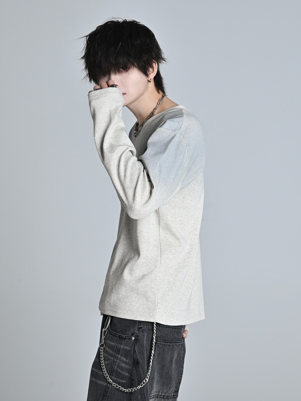 グレー系のTシャツ/カットソー、ブラック系のデニムパンツ、ブラック系のショルダーバッグを着用したメンズの春コーディネートの5枚目の写真