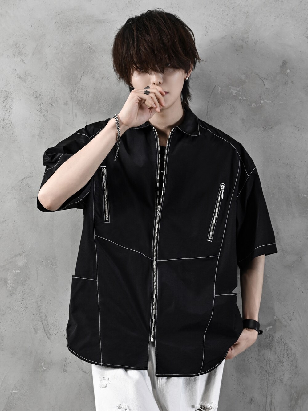 ブラック系のシャツ/ブラウス、ブラック系のブレスレット、シルバー系のネックレスを着用したメンズの春コーディネートの2枚目の写真