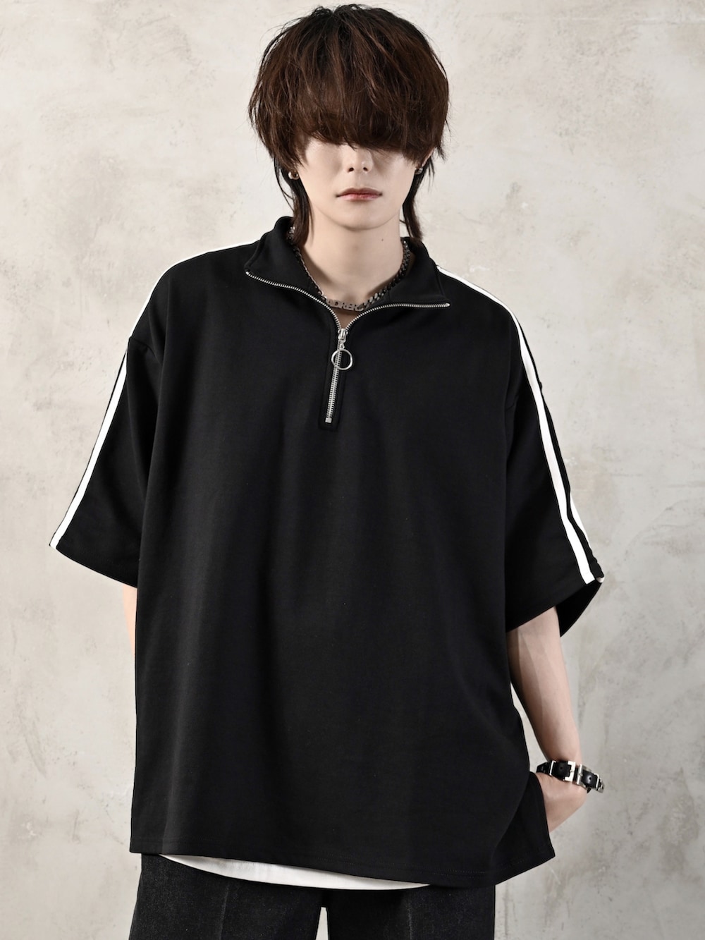 ホワイト系のタンクトップ、ブラック系のブーツ、ブラック系のショルダーバッグを着用したメンズの春コーディネートの4枚目の写真