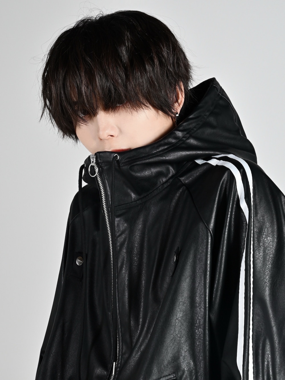 レッド系のタンクトップ、ブラック系のスニーカー、ブラック系のブルゾンを着用したメンズの夏コーディネートの2枚目の写真