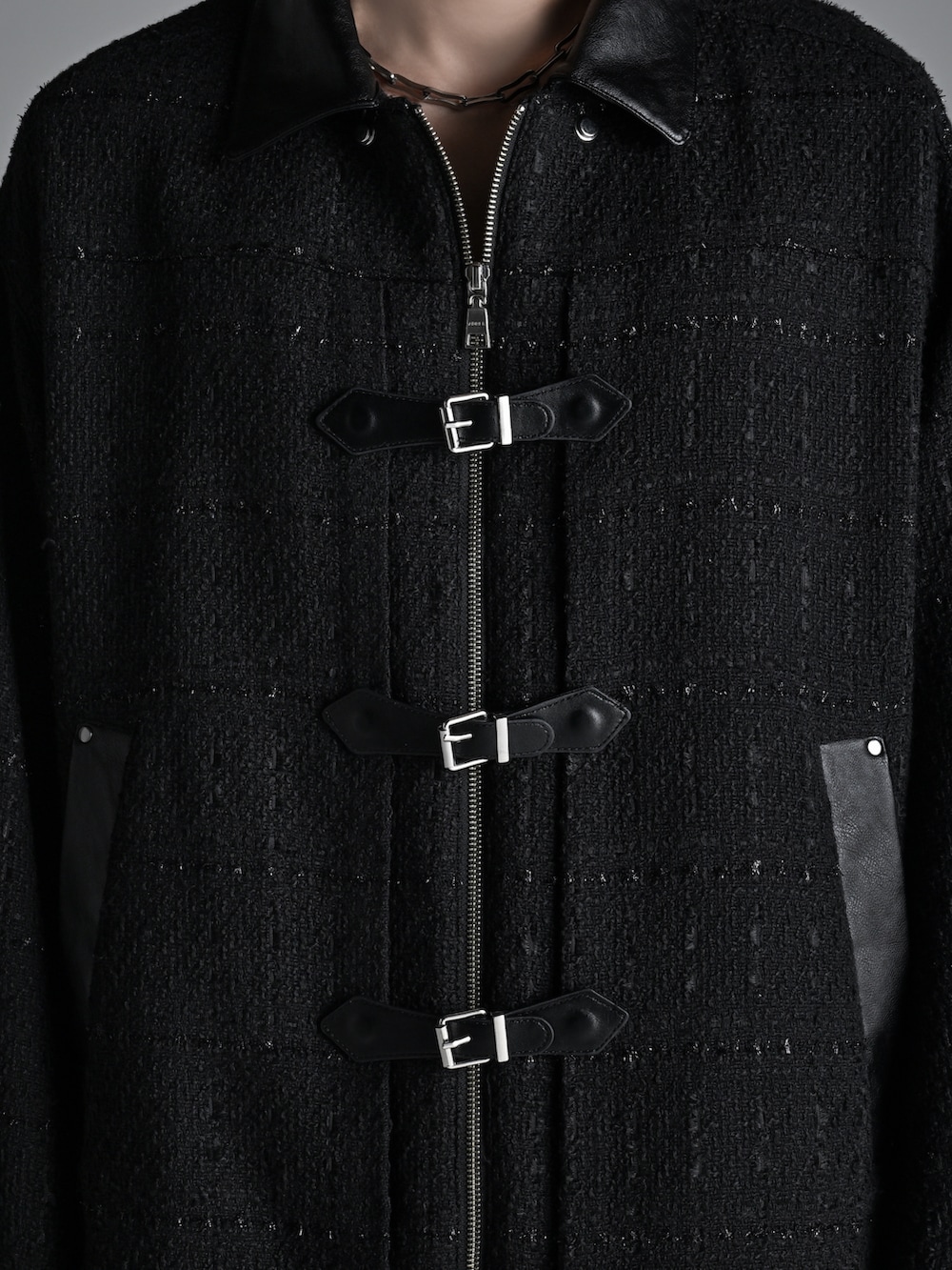 ブラック系のブルゾン、ブラック系のカーゴパンツ、ブラック系のローファーを着用したメンズの秋コーディネートの3枚目の写真