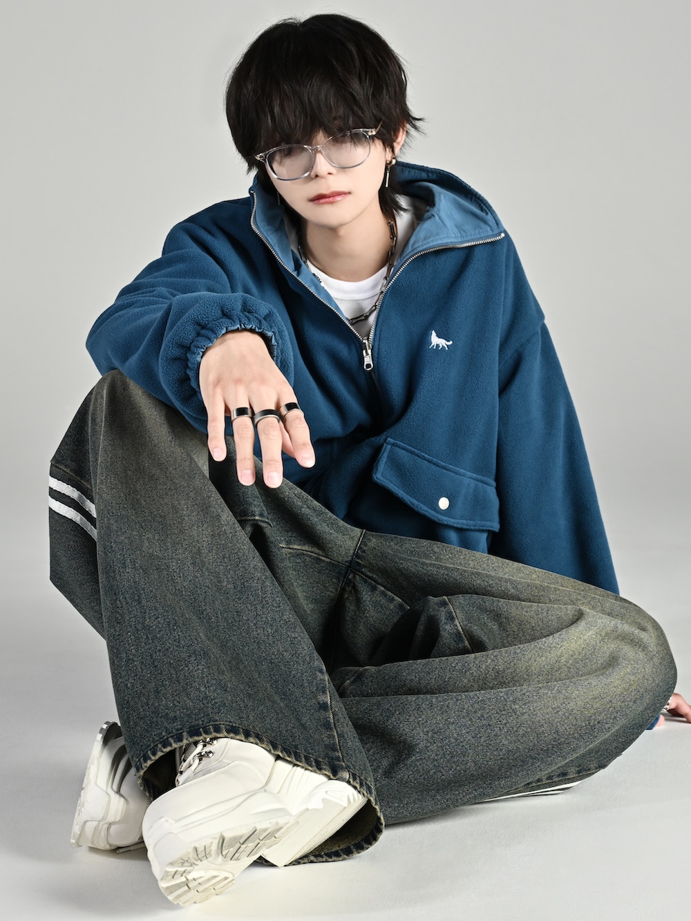 ブラック系のショルダーバッグ、ブルー系のブルゾン、グレー系のデニムパンツを着用したメンズの秋コーディネートの4枚目の写真