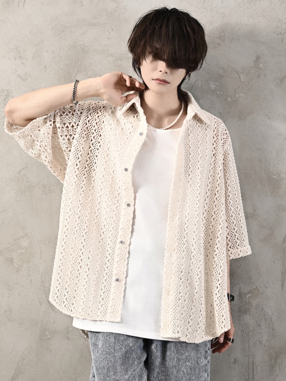 ホワイト系のタンクトップ、ブラック系のショルダーバッグ、ホワイト系のシャツ/ブラウスを着用したメンズの春コーディネートの5枚目の写真