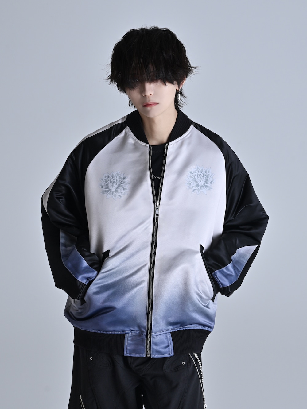 ブラック系のブーツ、ブラック系のスカジャン、ブラック系のカーゴパンツを着用したメンズの冬コーディネートの4枚目の写真