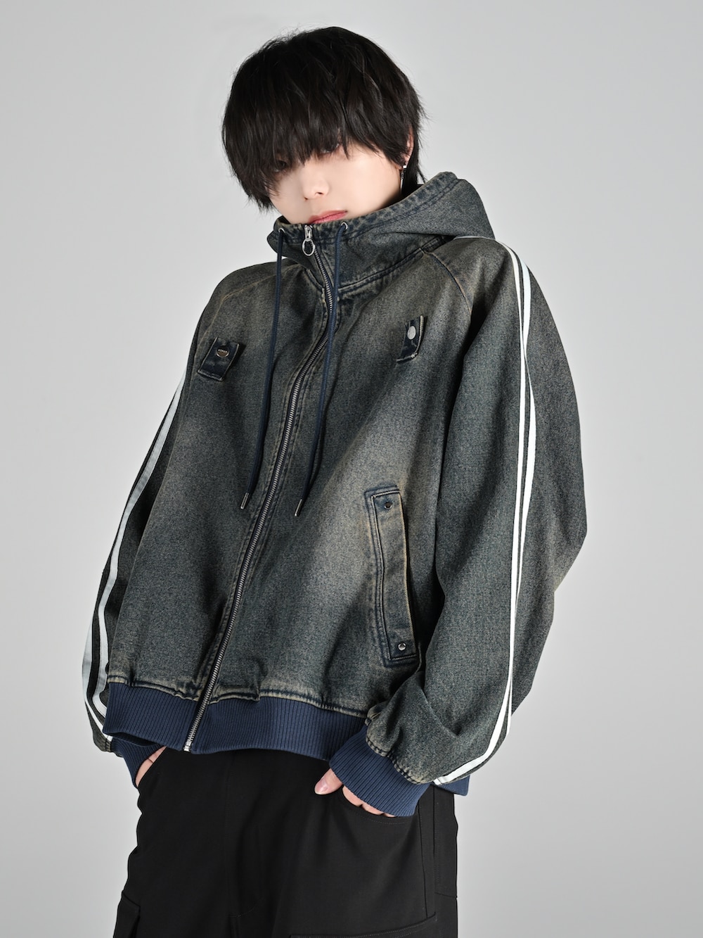 グレー系のタンクトップ、ブラック系のカーゴパンツ、ブラック系のスニーカーを着用したメンズの夏コーディネートの2枚目の写真