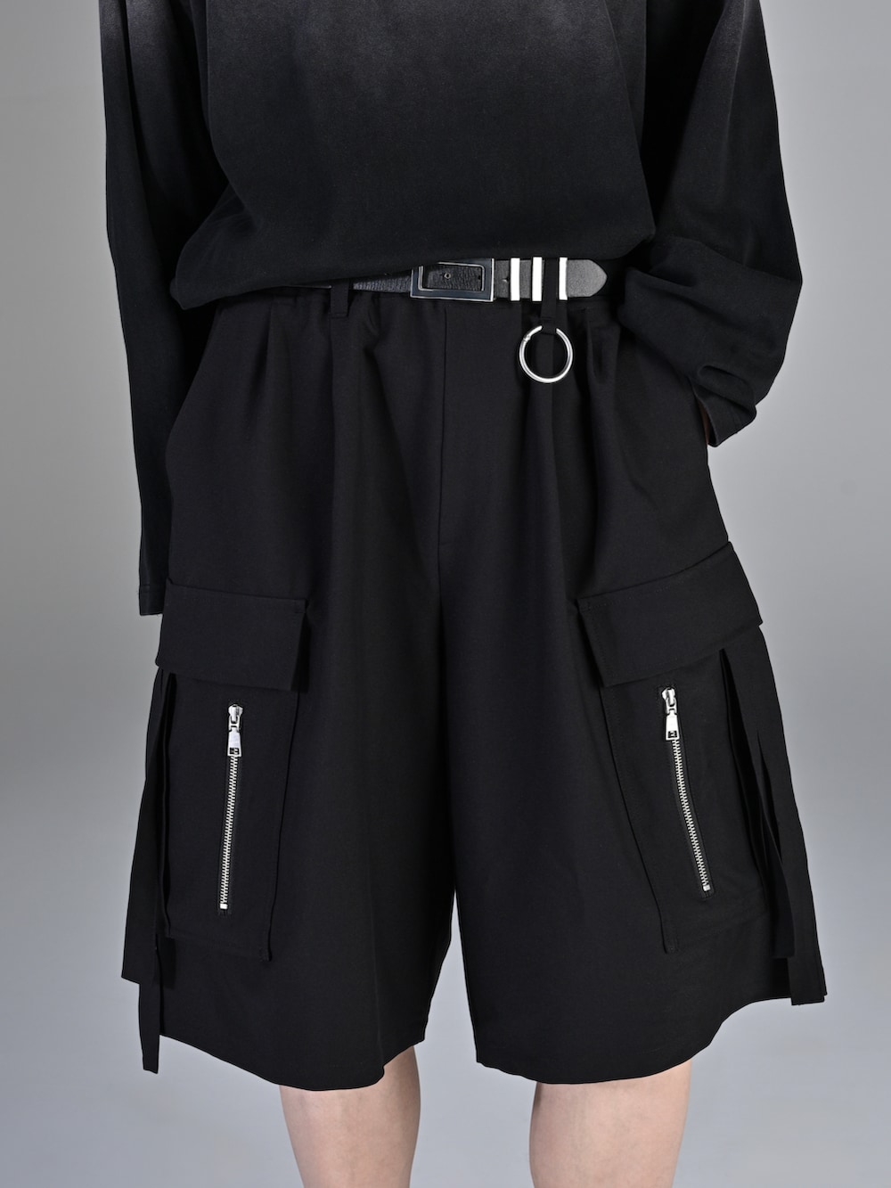 ブラック系のTシャツ/カットソー、ブラック系のスラックス、ブラック系のローファーを着用したメンズの春コーディネートの2枚目の写真