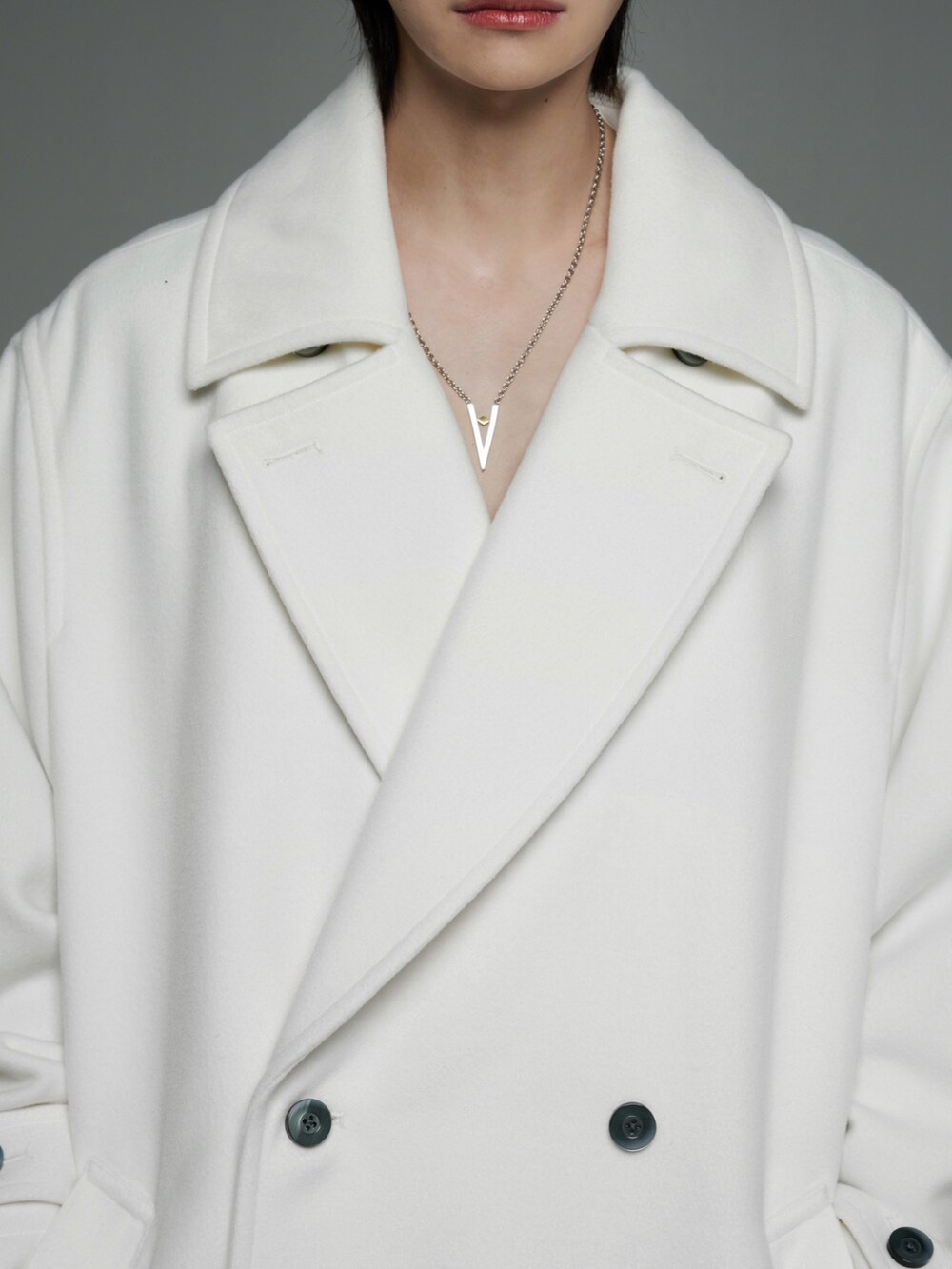 ブラック系のデニムパンツ、ホワイト系のその他アウター、ブラック系のリングを着用したメンズの秋コーディネートの5枚目の写真