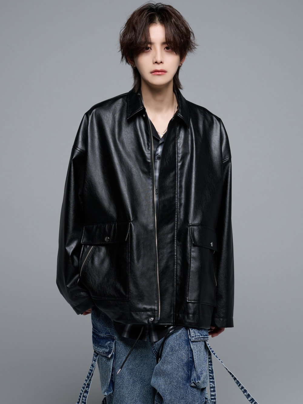 ブラック系のシャツ/ブラウス、ブラック系のブルゾン、ブラック系のブルゾンを着用したメンズの冬コーディネートの5枚目の写真