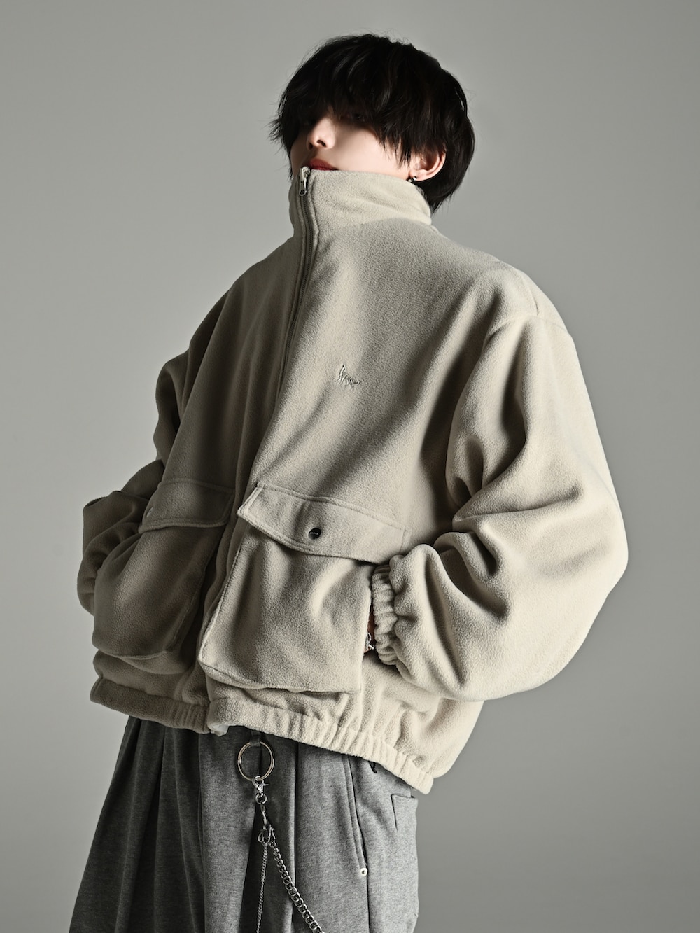 ホワイト系のブルゾン、ブルー系のその他パンツ、ホワイト系のスニーカーを着用したメンズの秋コーディネートの4枚目の写真