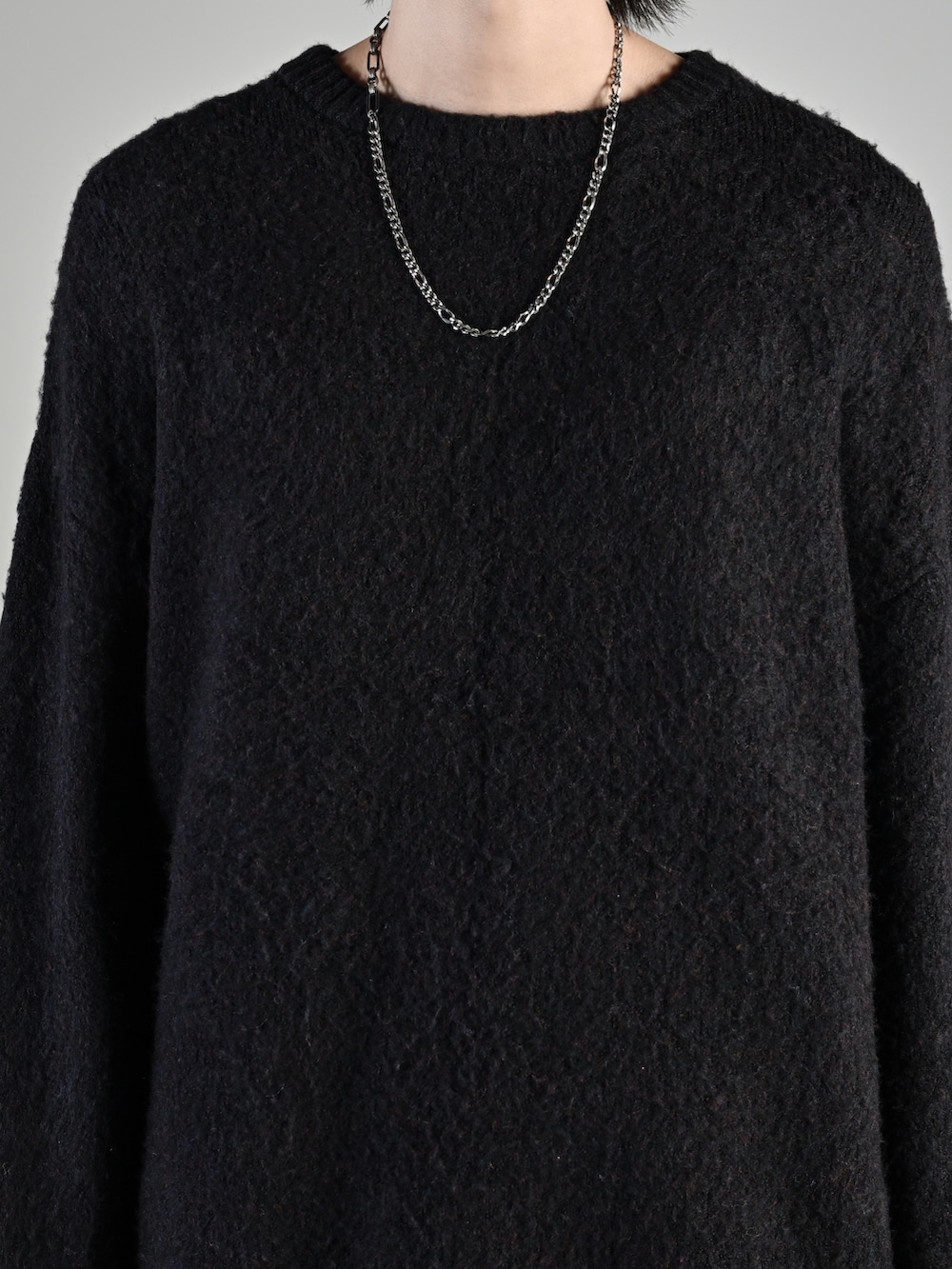 ブラック系のカーゴパンツ、ブラック系のローファー、ブラック系のニット/セーターを着用したメンズの秋コーディネートの4枚目の写真