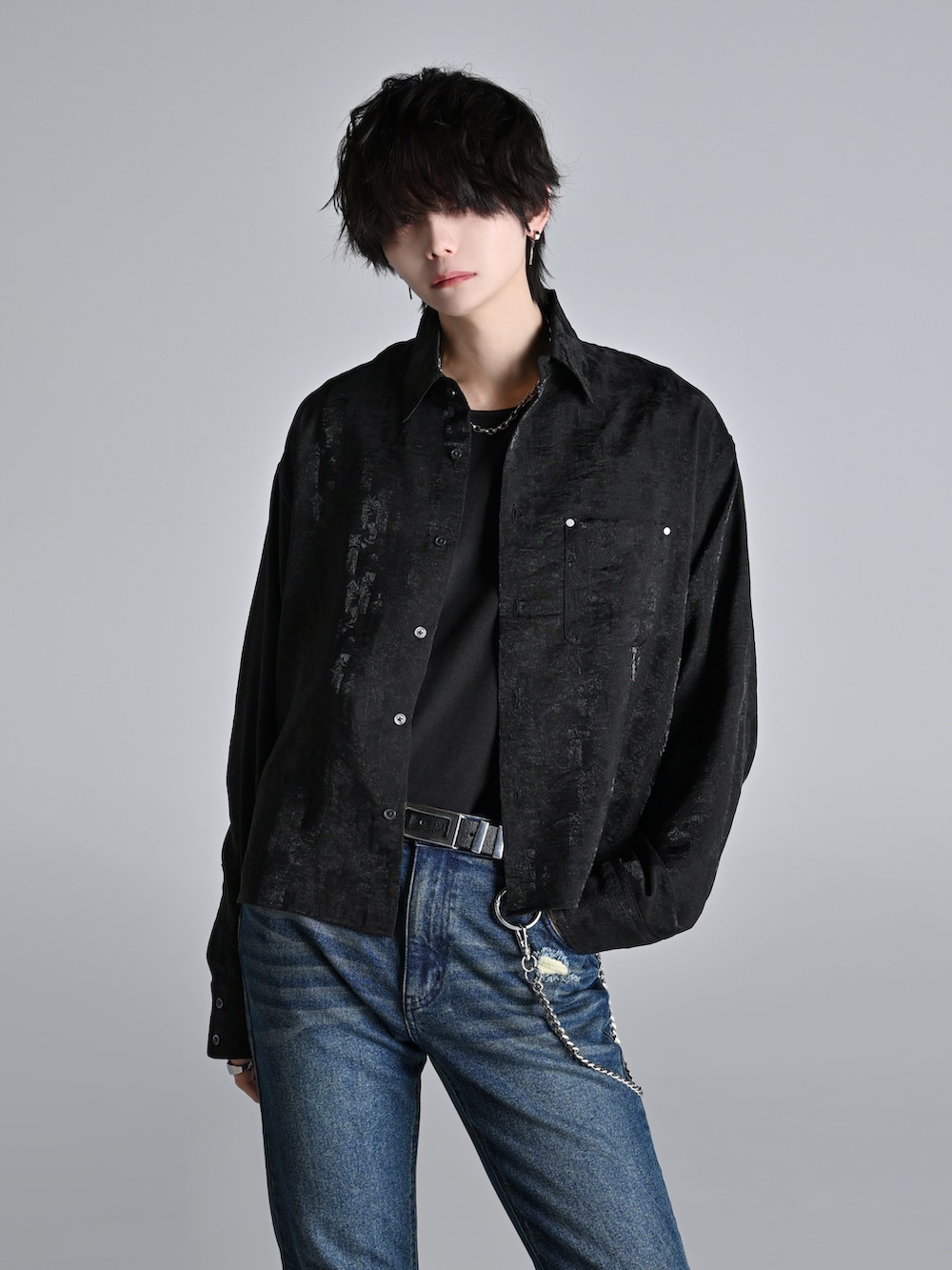 グレー系のタンクトップ、ブラック系のシャツ/ブラウス、ブルー系のデニムパンツを着用したメンズの冬コーディネートの2枚目の写真