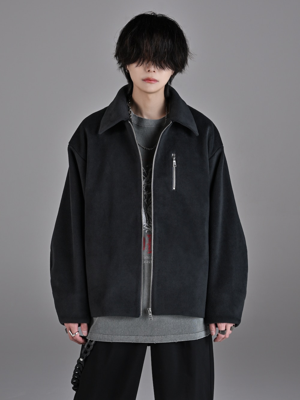 ブラック系のスラックス、ホワイト系のスニーカー、グレー系のブルゾンを着用したメンズの秋コーディネートの3枚目の写真