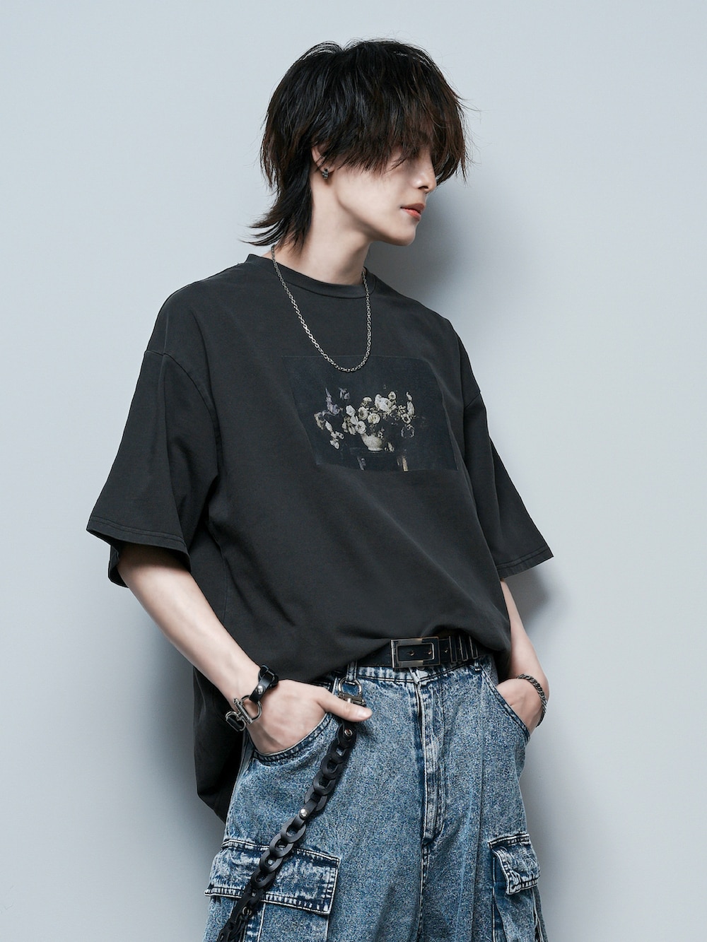 ホワイト系のタンクトップ、ブルー系のカーゴパンツ、ブラック系のTシャツ/カットソーを着用したメンズの夏コーディネートの4枚目の写真