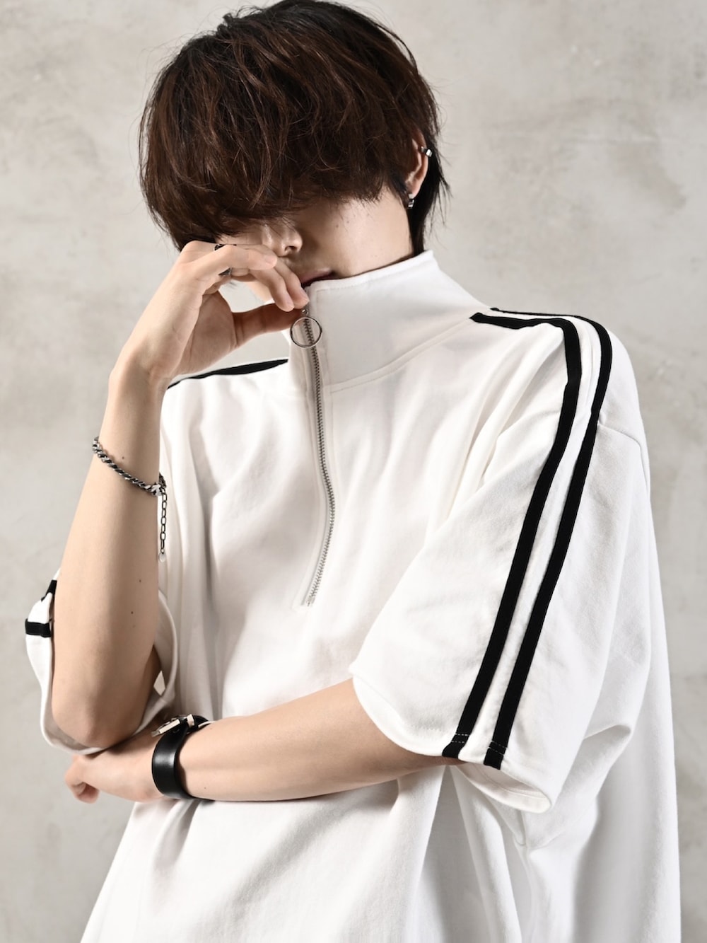 ブラック系のショルダーバッグ、ホワイト系のTシャツ/カットソー、ブラック系のサンダルを着用したメンズの春コーディネートの3枚目の写真