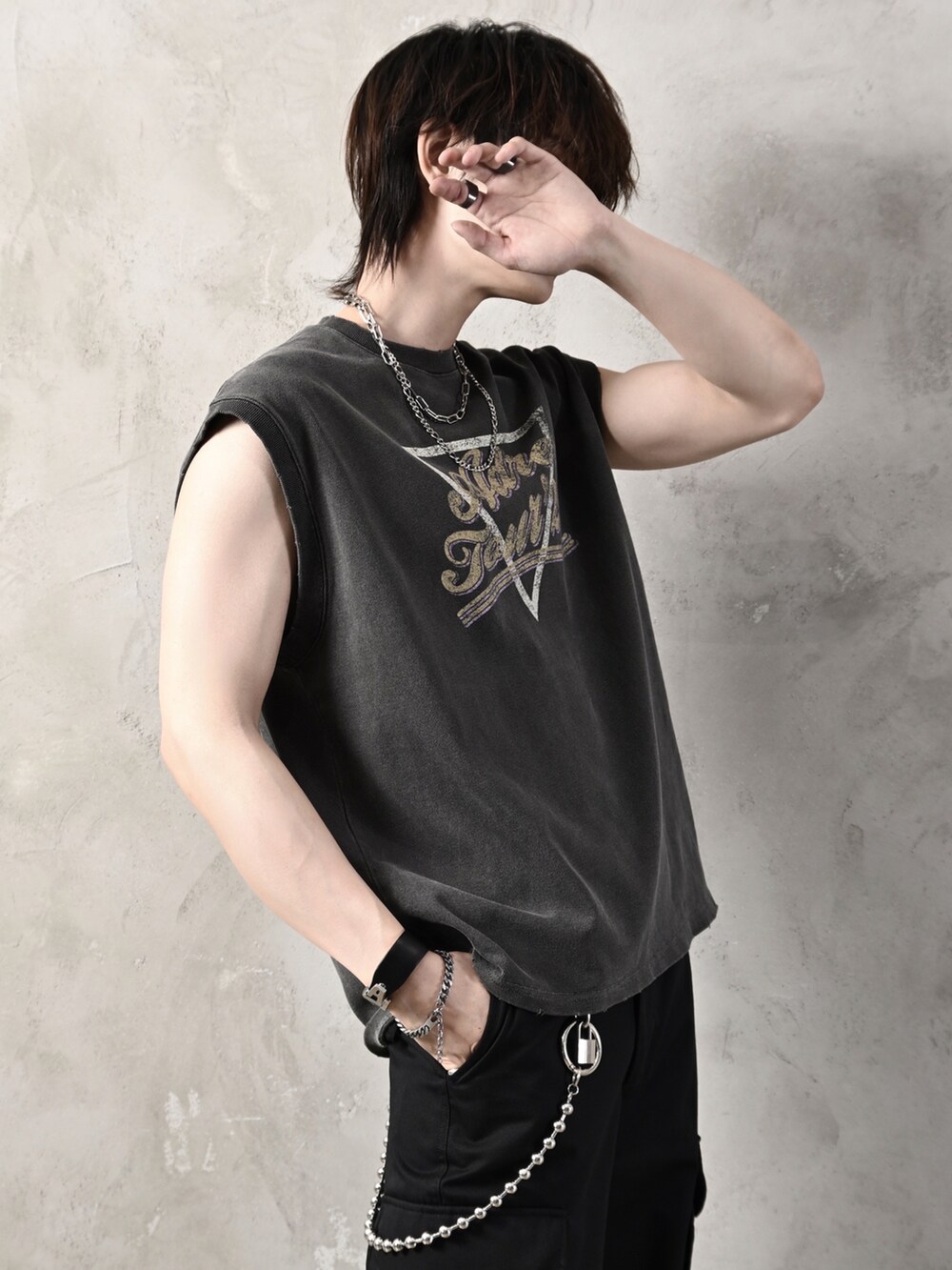 ブラック系のTシャツ/カットソー、ブラック系のカーゴパンツ、ホワイト系のスニーカーを着用したメンズの夏コーディネートの3枚目の写真