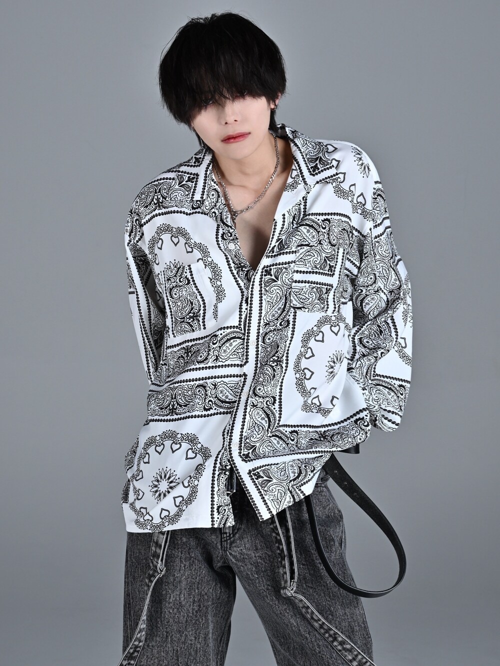 ホワイト系のスニーカー、ホワイト系のシャツ/ブラウス、ブラック系のデニムパンツを着用したメンズの冬コーディネートの4枚目の写真