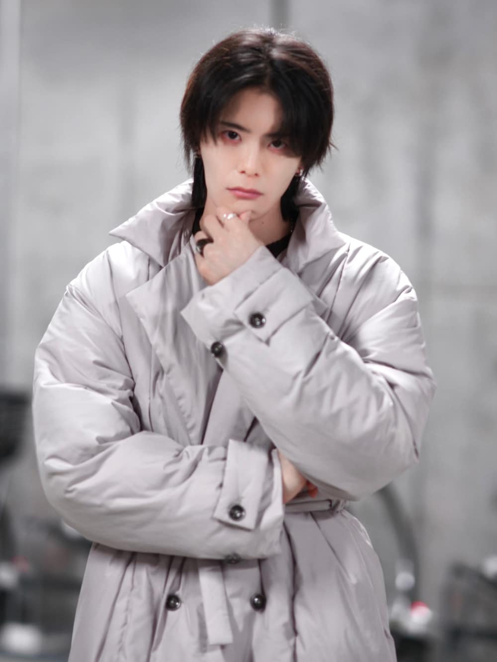 ブラック系のニット/セーター、ブラック系のスラックス、ベージュ系のダウンジャケット/コートを着用したメンズの冬コーディネートの4枚目の写真