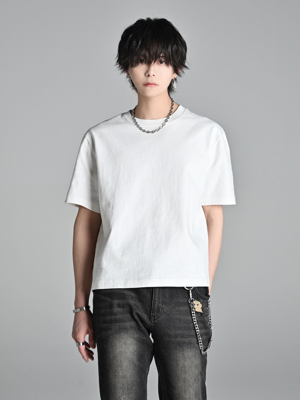 ホワイト系のTシャツ/カットソー、ブラック系のデニムパンツ、ブラック系のショルダーバッグを着用したメンズの春コーディネートの2枚目の写真