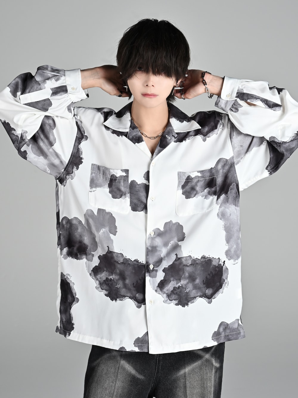 ブラック系のその他パンツ、ブラック系のローファー、ホワイト系のシャツ/ブラウスを着用したメンズの夏コーディネートの3枚目の写真