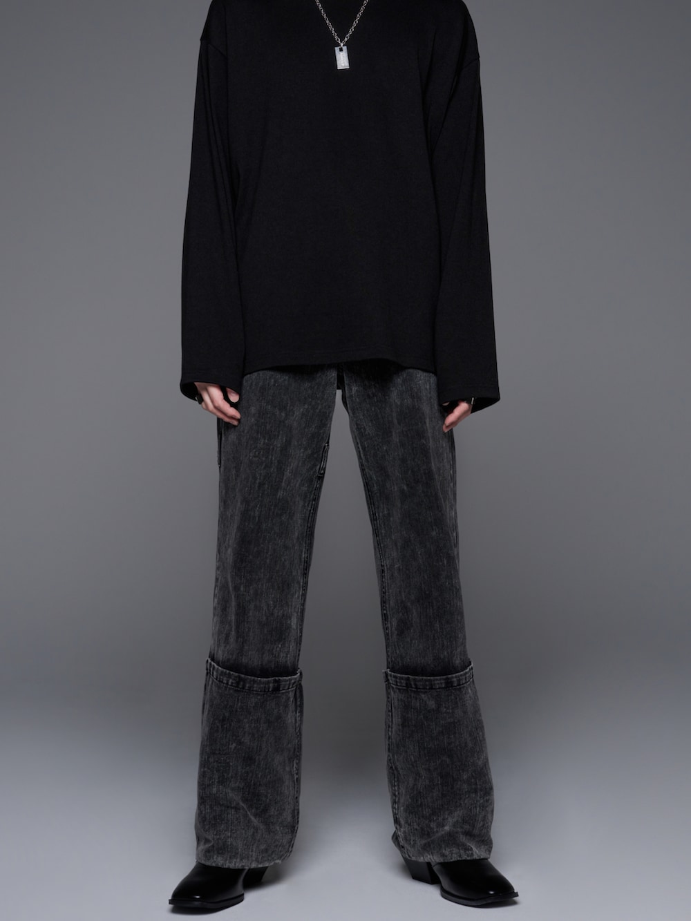 ブラック系のスニーカー、シルバー系のスタジャン、ブラック系のデニムパンツを着用したメンズの夏コーディネートの5枚目の写真