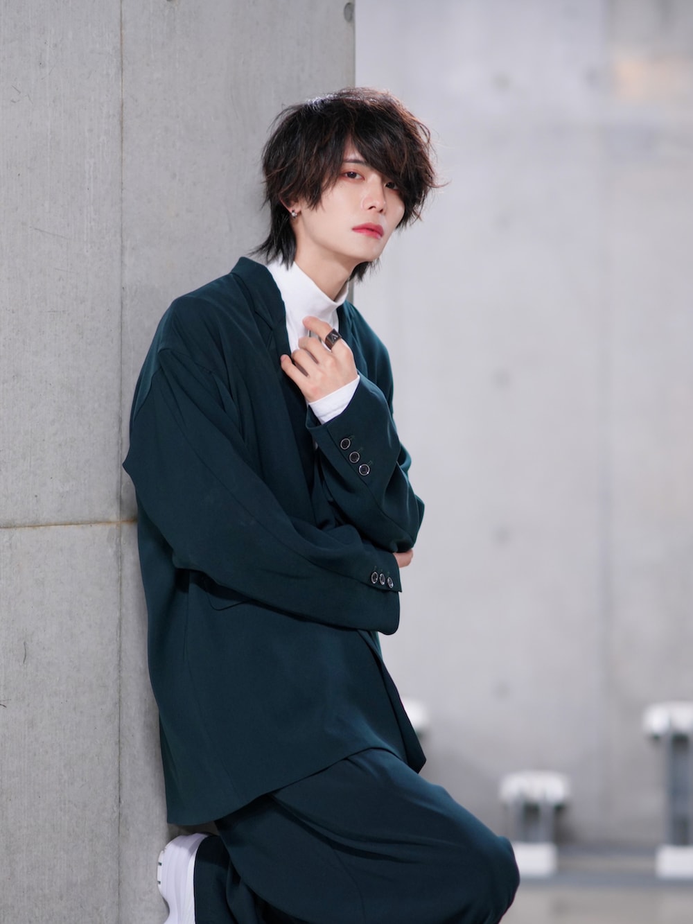 ホワイト系のTシャツ/カットソー、ホワイト系のスニーカー、ブラック系のショルダーバッグを着用したメンズの冬コーディネートの4枚目の写真