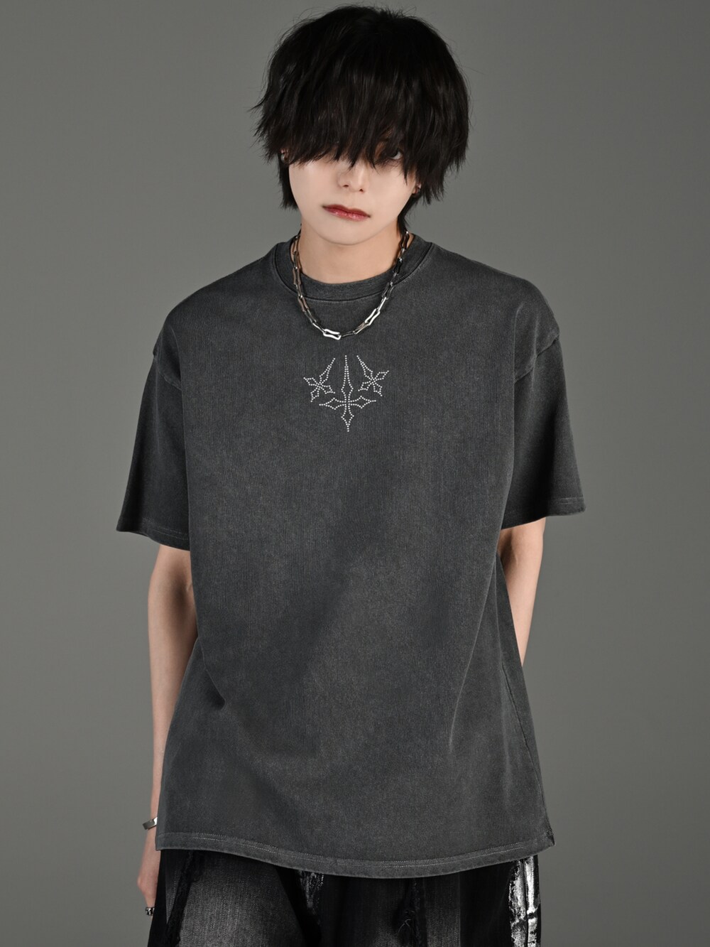 ブラック系のデニムパンツ、ホワイト系のスニーカー、グレー系のTシャツ/カットソーを着用したメンズの春コーディネートの2枚目の写真