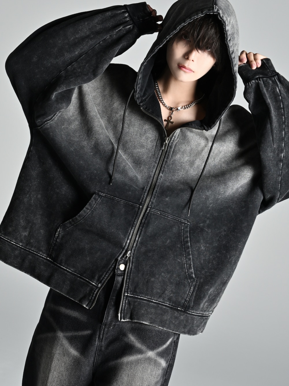 ブラック系のその他パンツ、ブラック系のバッグ、ブラック系のスニーカーを着用したメンズの秋コーディネートの4枚目の写真