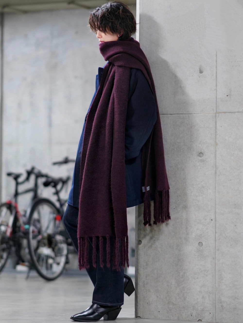 ホワイト系のニット/セーター、ブルー系のデニムパンツ、ブラック系のブーツを着用したメンズの秋コーディネートの3枚目の写真