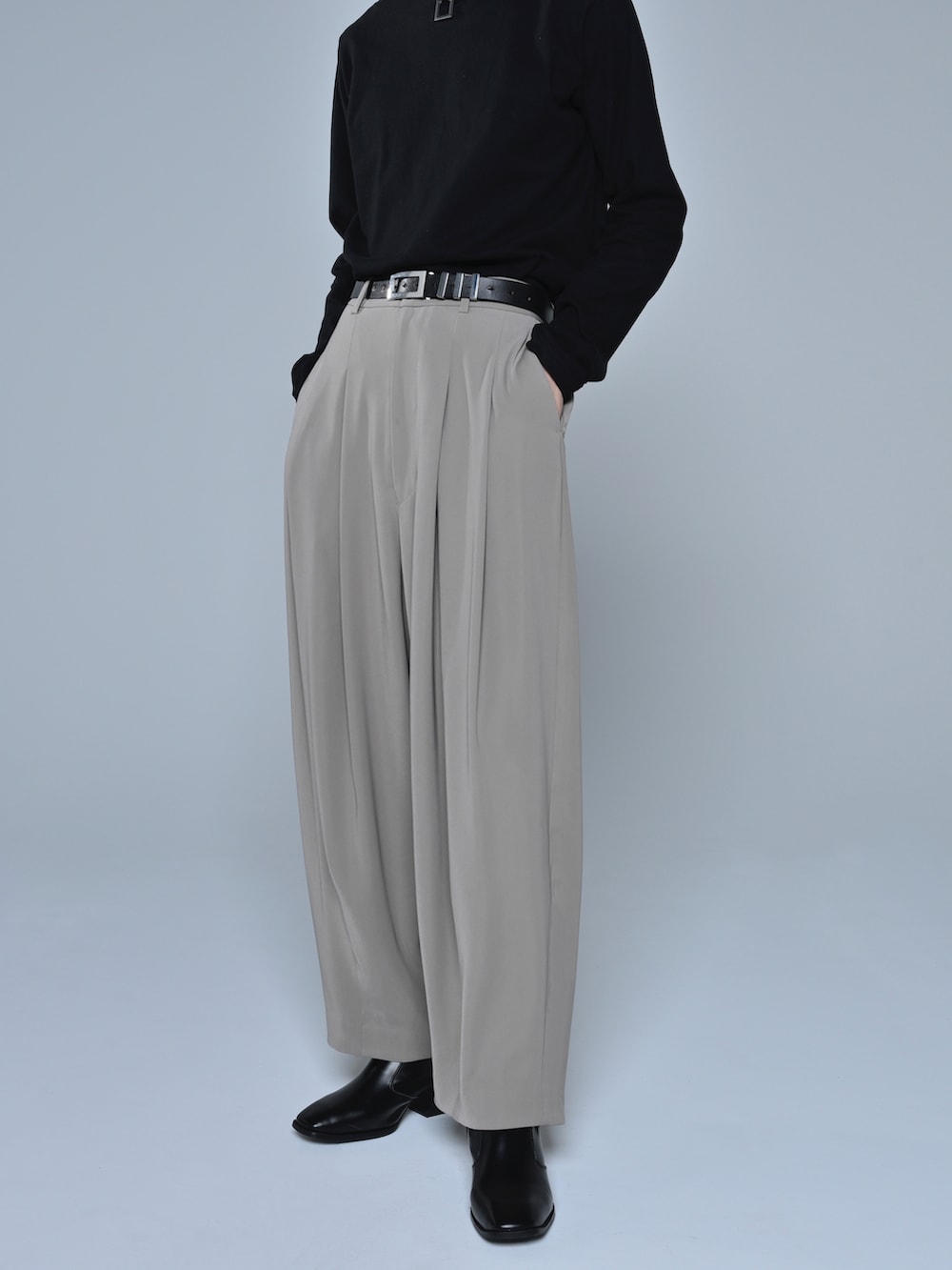 ブラック系のブーツ、ブラック系のTシャツ/カットソー、ベージュ系のテーラードジャケットを着用したメンズの冬コーディネートの4枚目の写真