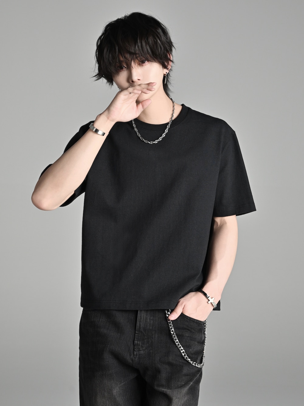 ブラック系のデニムパンツ、ブラック系のブーツ、ブラック系のTシャツ/カットソーを着用したメンズの春コーディネートの5枚目の写真