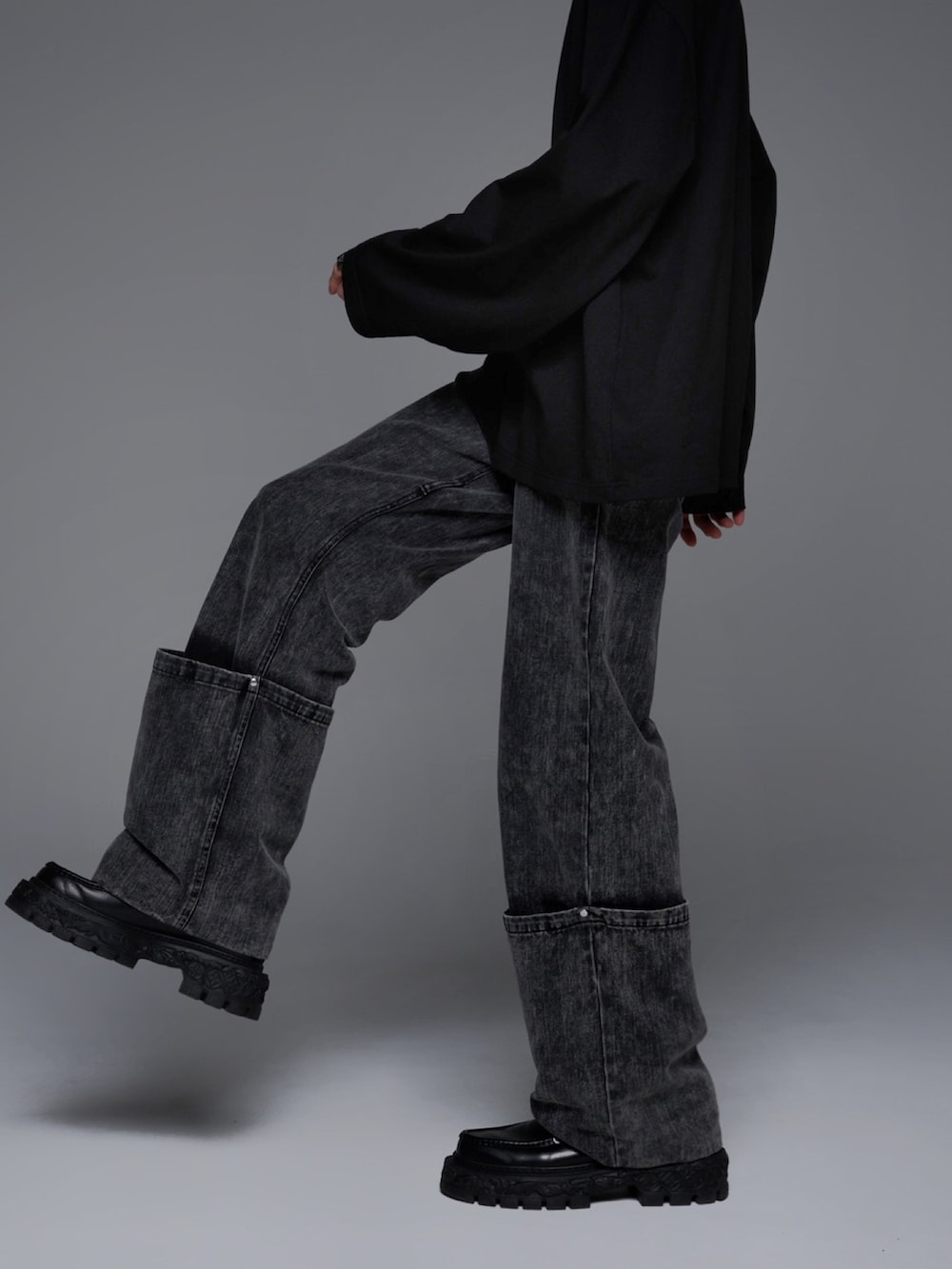 ブラック系のブーツ、ブラック系のスタジャン、ブラック系のパーカーを着用したメンズの夏コーディネートの5枚目の写真