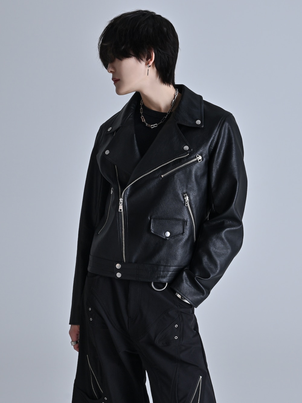 ブラック系のブルゾン、ブラック系のその他パンツ、ブラック系のスニーカーを着用したメンズの冬コーディネートの2枚目の写真