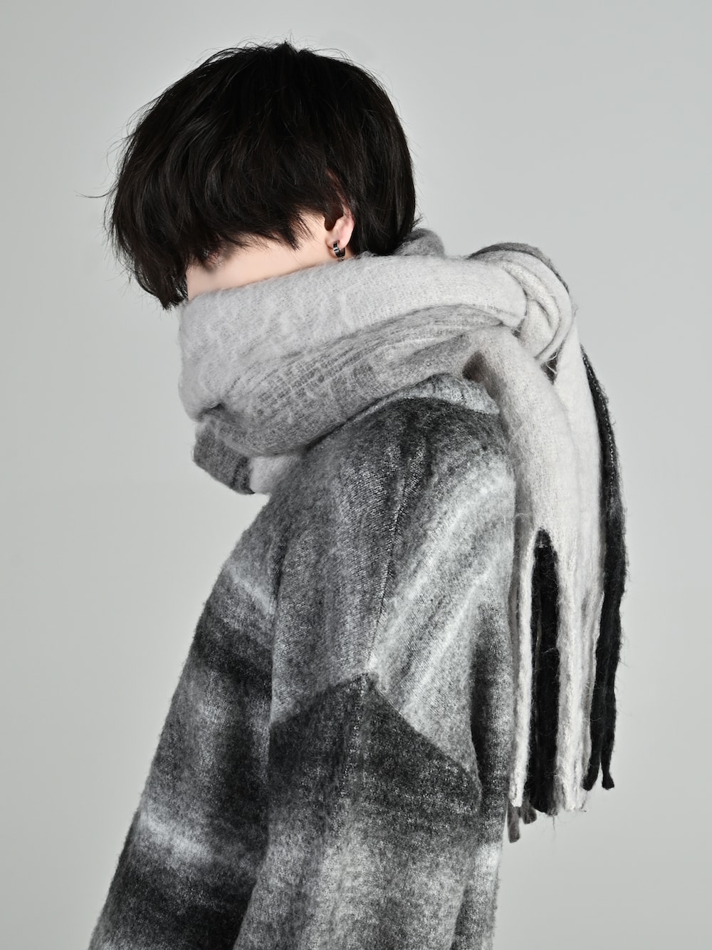 ブラック系のその他アウター、ブラック系のニット/セーター、その他のおもちゃを着用したメンズの秋コーディネートの2枚目の写真