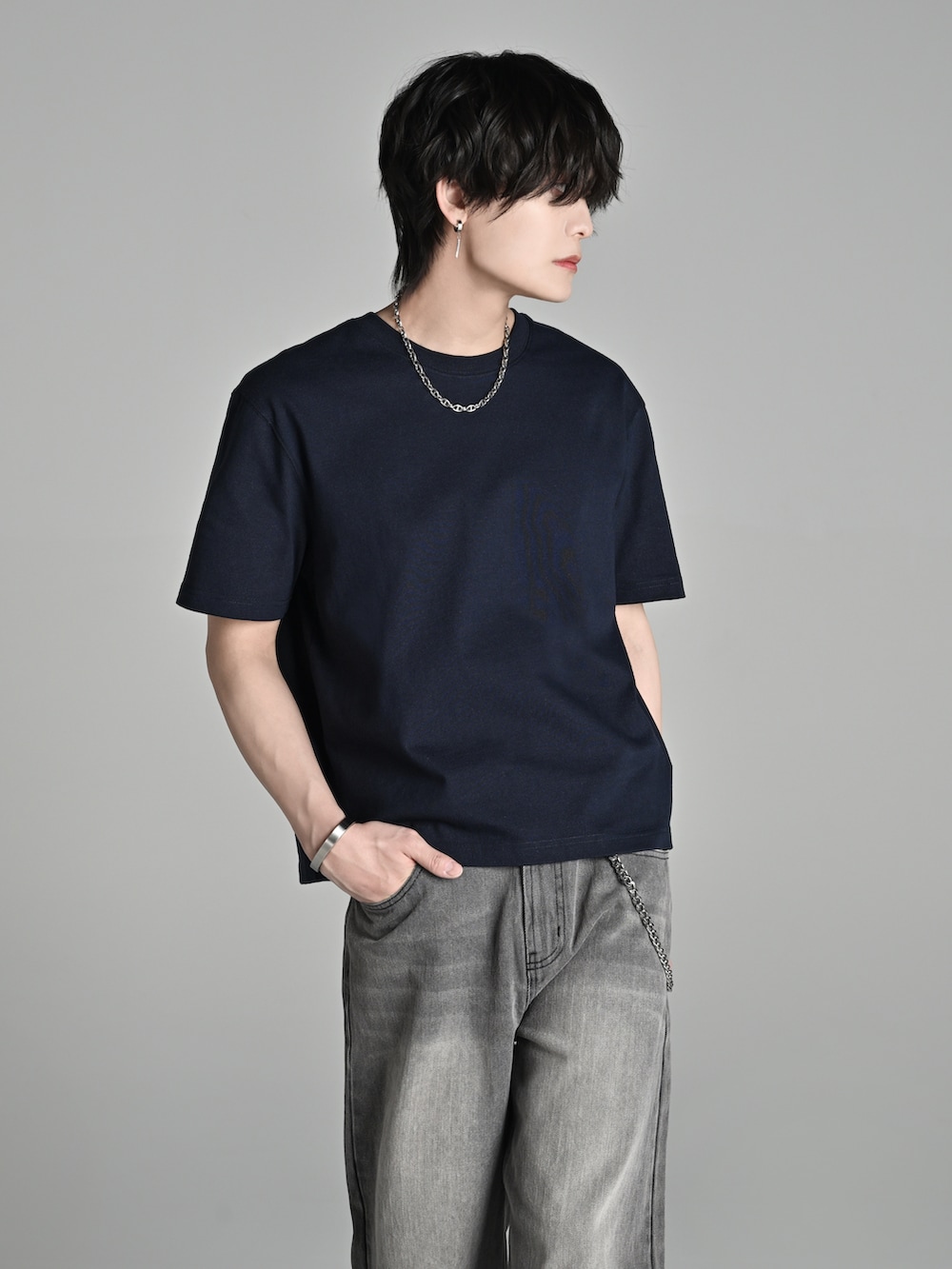 グレー系のデニムパンツ、ブルー系のTシャツ/カットソー、ブラック系のローファーを着用したメンズの春コーディネートの2枚目の写真