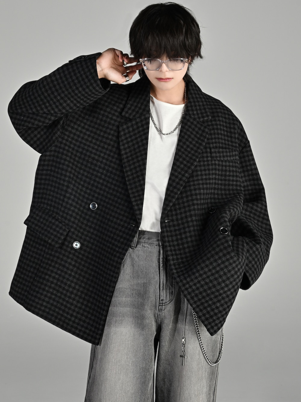 ブラック系のテーラードジャケット、グレー系のデニムパンツ、ブラック系のローファーを着用したメンズの秋コーディネートの2枚目の写真