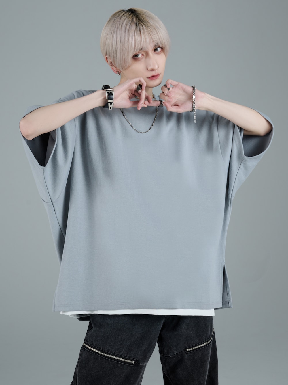 ブラック系のカーゴパンツ、ブラック系のショルダーバッグ、グレー系のTシャツ/カットソーを着用したメンズの夏コーディネートの5枚目の写真