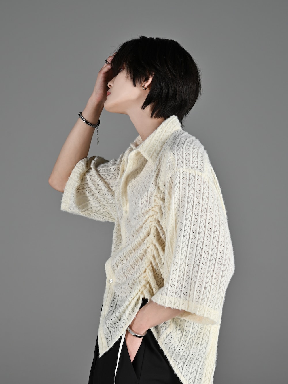 ブラック系のスニーカー、ホワイト系のシャツ/ブラウス、ブラック系のスラックスを着用したメンズの春コーディネートの3枚目の写真