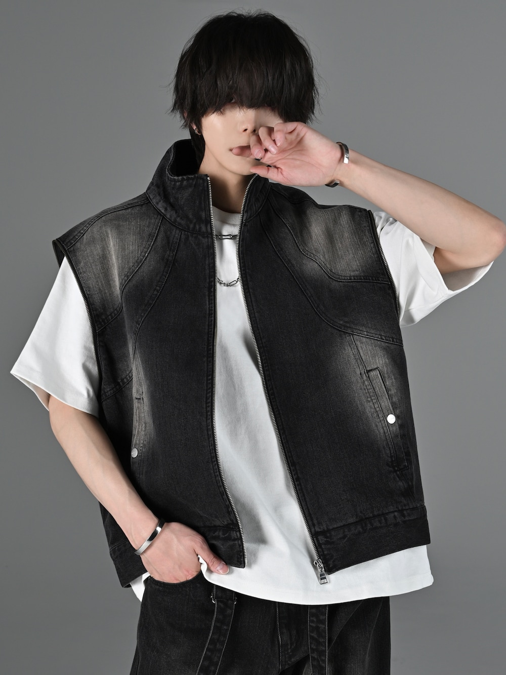 犬飼京 inukai keiさんの「vintage make curved leg 3D suspender denim / ヴィンテージメイクカーブレッグ3Dサスペンダーデニム（ADRER）」を使ったコーディネートの2枚目の写真