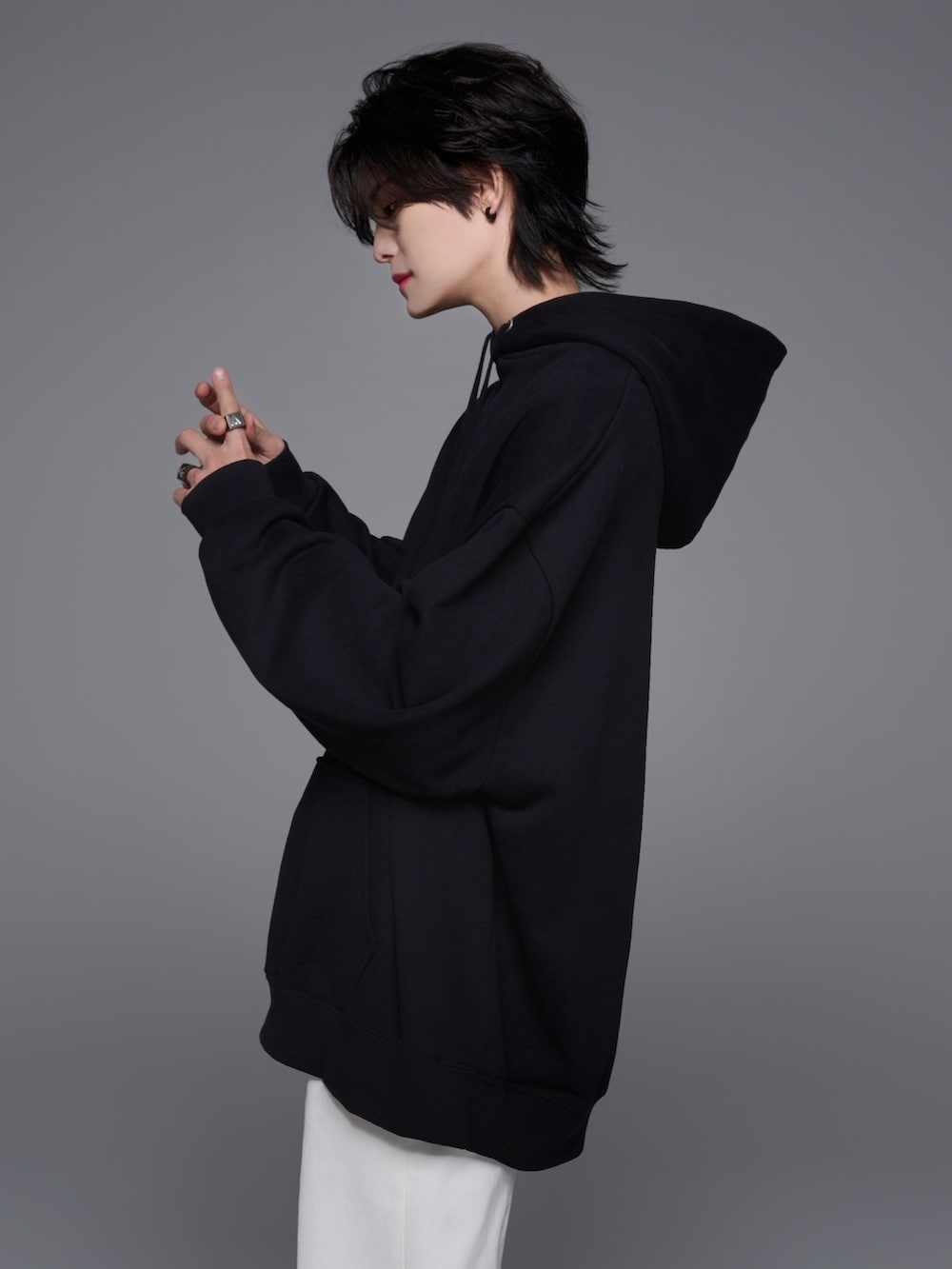 ブラック系のスニーカー、ブラック系のパーカー、ホワイト系のデニムパンツを着用したメンズの夏コーディネートの4枚目の写真