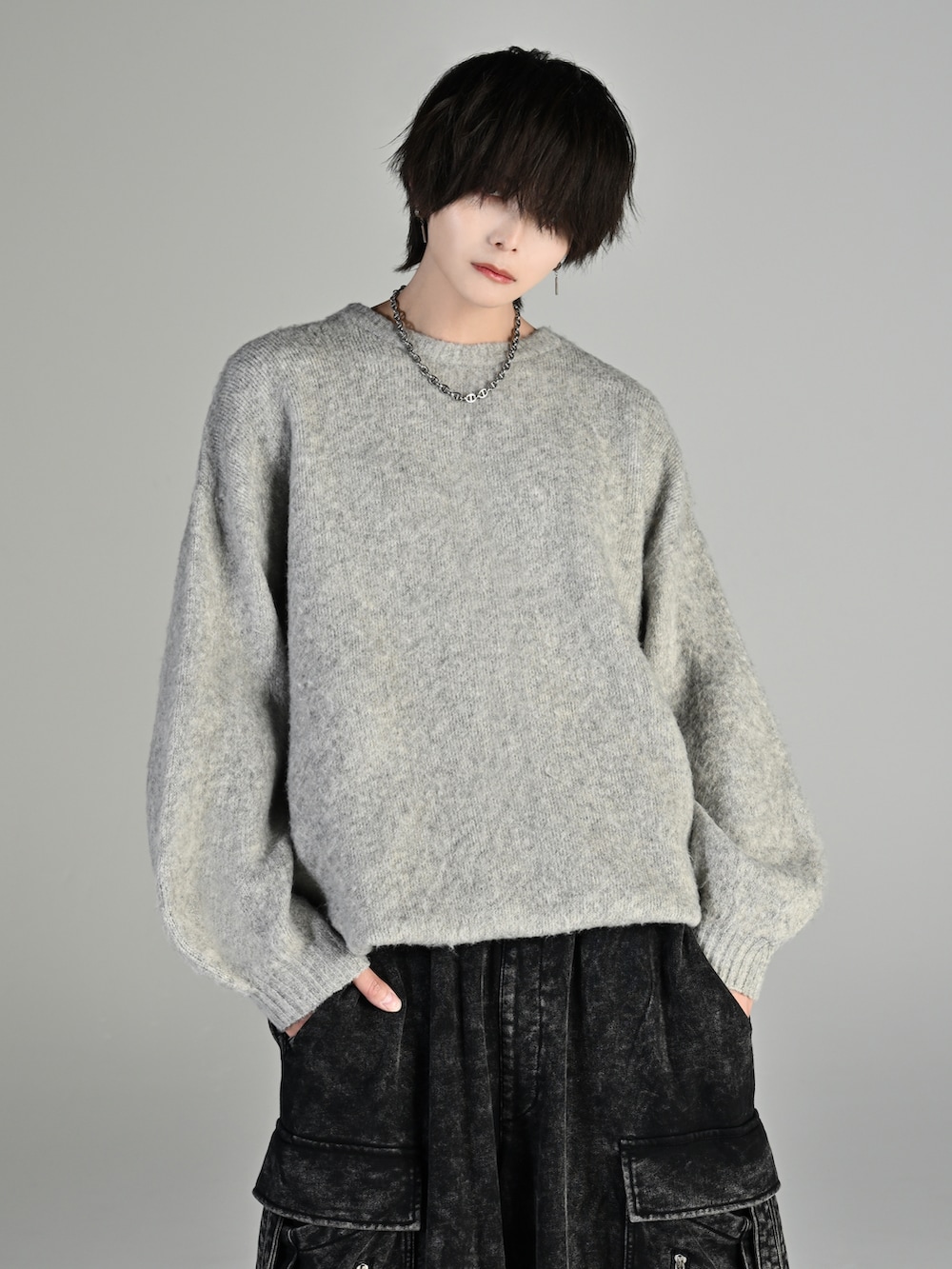 ブラック系のその他パンツ、ブラック系のショルダーバッグ、ブラック系のスニーカーを着用したメンズの秋コーディネートの2枚目の写真