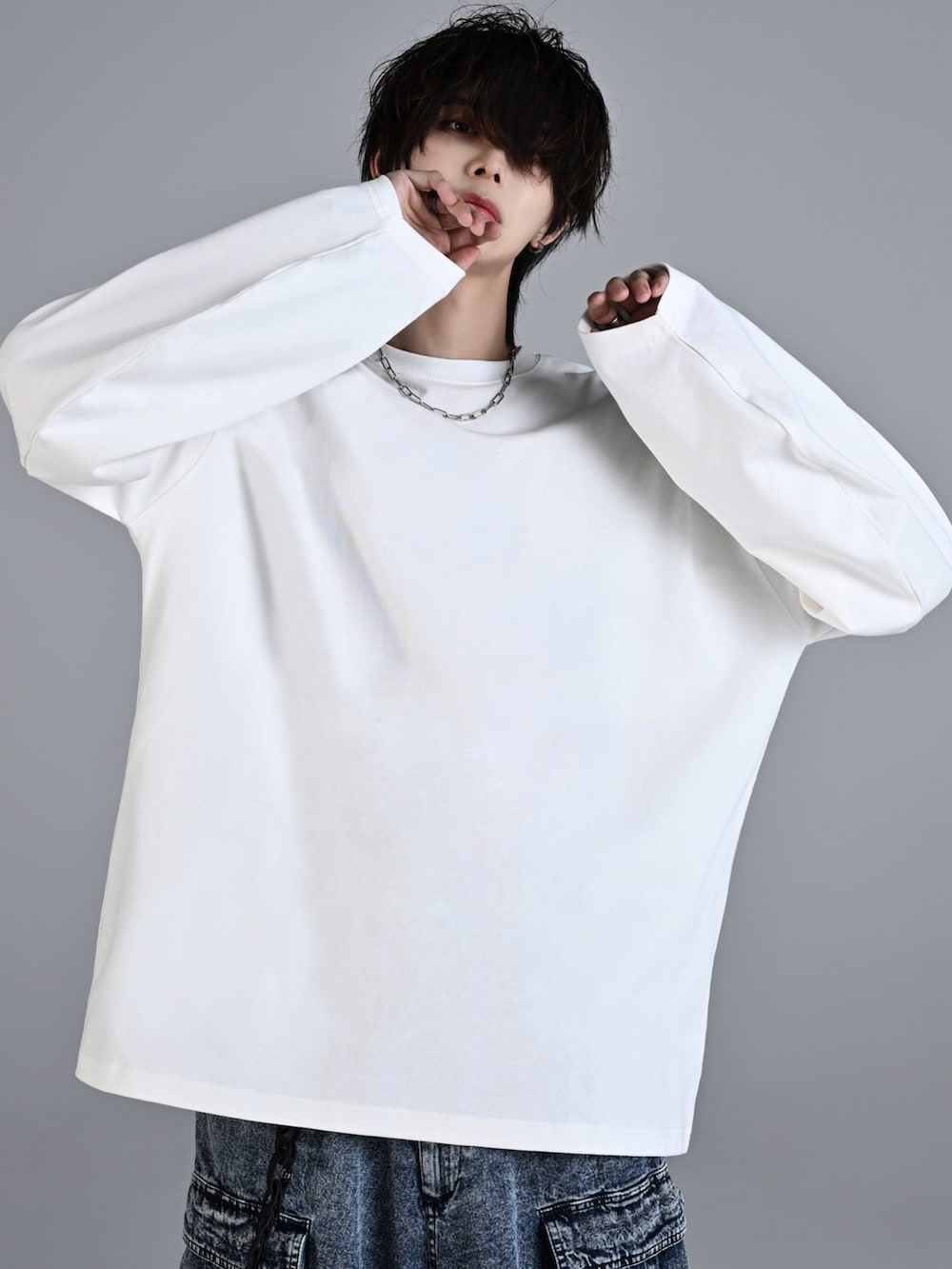 ブルー系のカーゴパンツ、ブラック系のスニーカー、ブラック系のショルダーバッグを着用したメンズの夏コーディネートの3枚目の写真