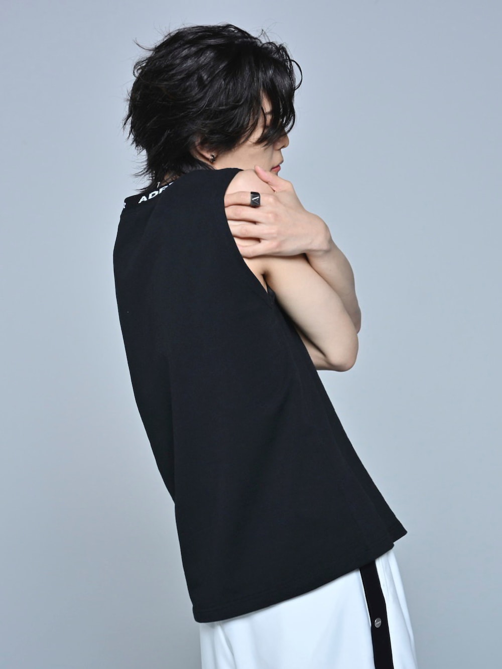 ブラック系のスニーカー、ブラック系のタンクトップ、ホワイト系のその他パンツを着用したメンズの春コーディネートの5枚目の写真