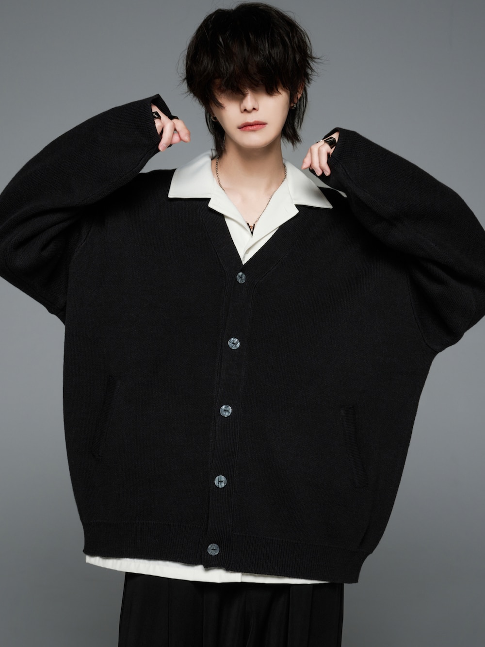 ブラック系のTシャツ/カットソー、ブルー系のデニムパンツ、ブラック系のブーツを着用したメンズの秋コーディネートの4枚目の写真