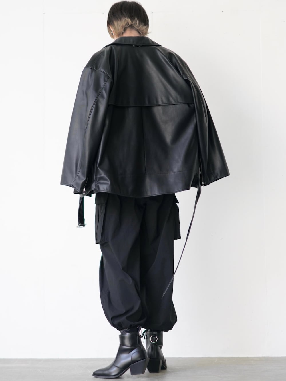 「シンプルコーデ、ライダース、カーゴパンツ、ブーツ、ヒールブーツ、モノトーン、韓国ファッション、ビッグシルエット、レザージャケット、冬コーデ、春コーデ、adrer、あったかコーデ、プチプラ、休日スタイル」|「ADRERのSynthetic leather over double riders jacket/シンセティックレザーオーバーダブルライダースジャケット(ライダースジャケット、ブラック系)」を使った、犬飼京 inukai keiさん(メンズ・183cm)の冬コーディネートの5枚目の写真